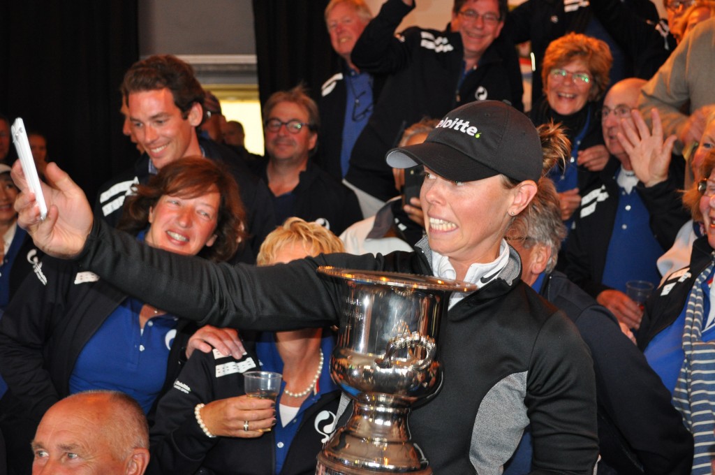DSC_0890  Christie maakt een zelfie in Crew Cafe
